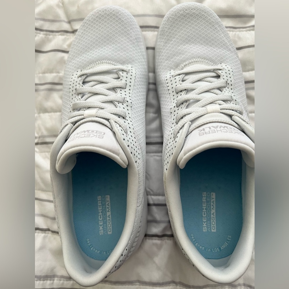 Skechers GOwalk Travel Vegan
Washable Bungee Sneaker- Bali Island - size 9 1/2